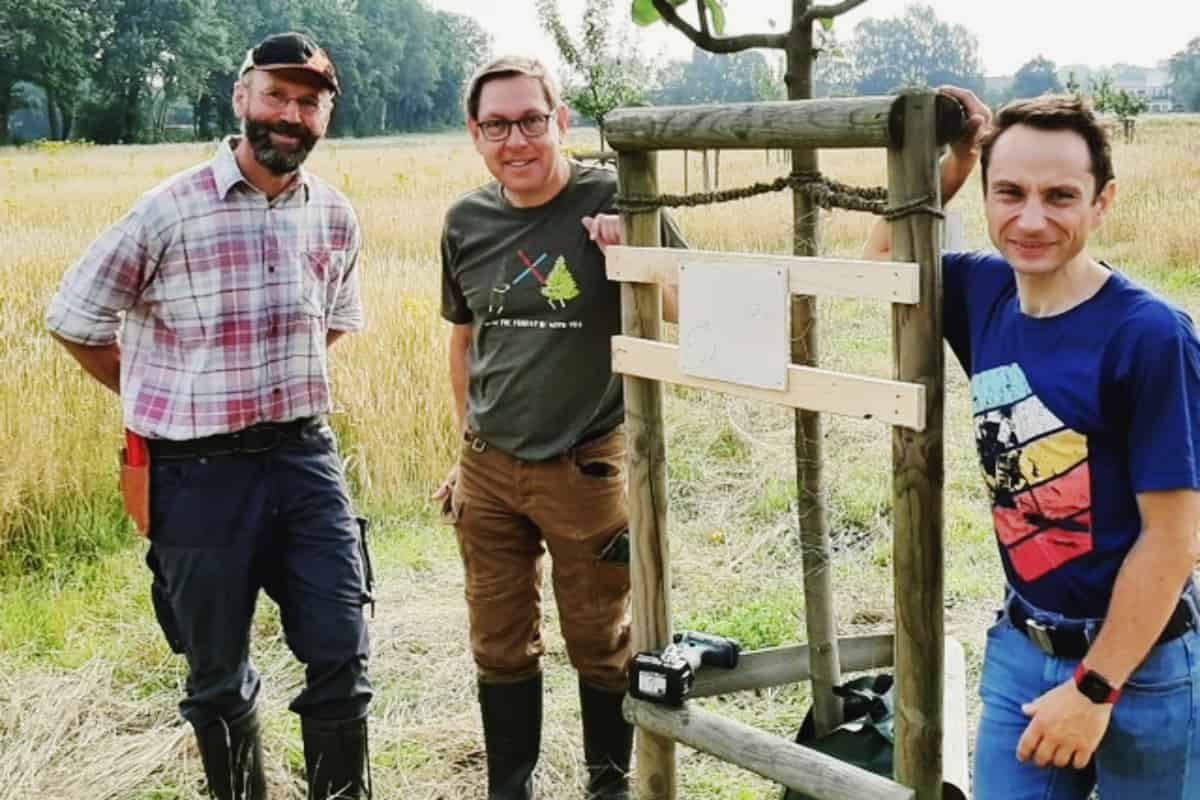 Realschüler markieren Obstbäume